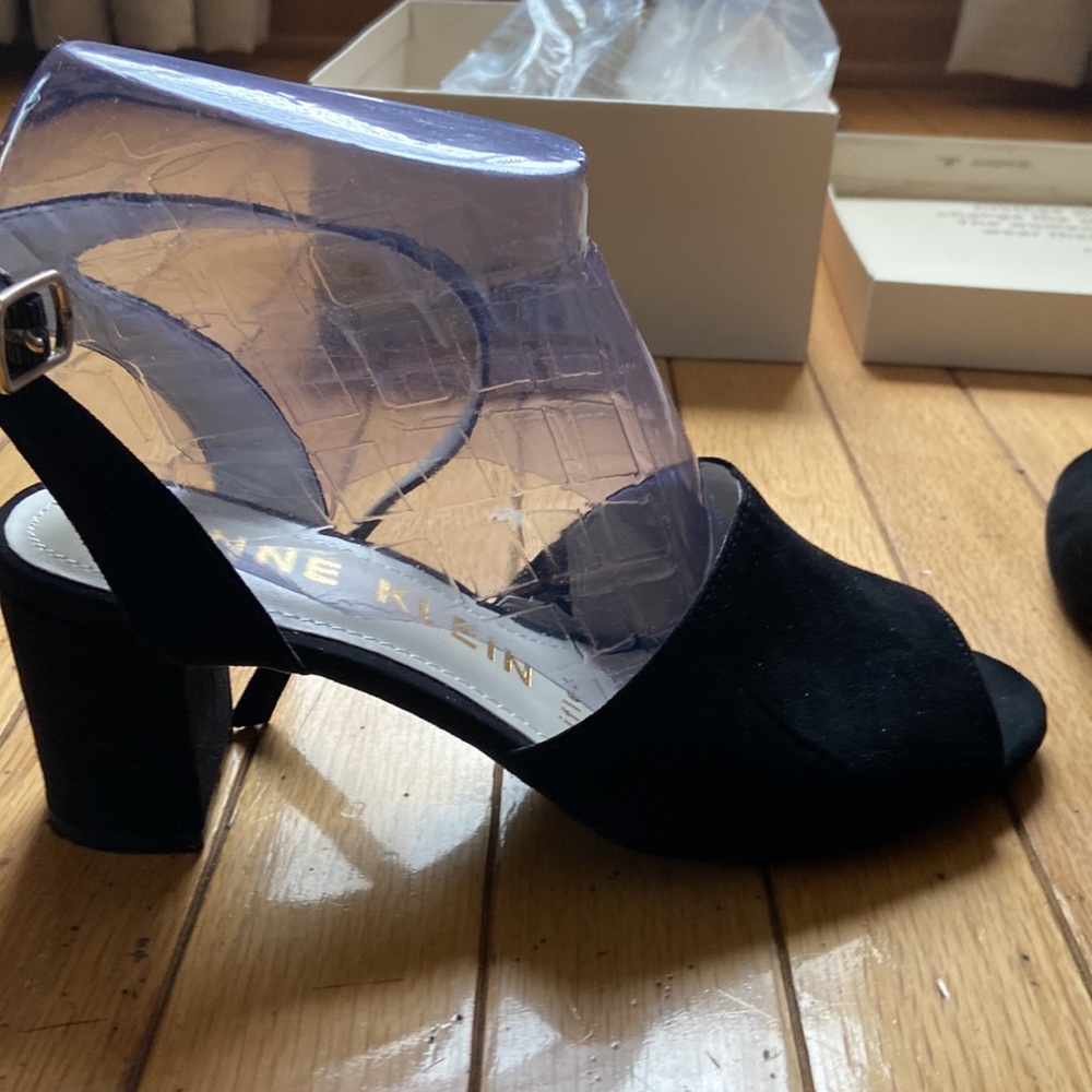 Black Anne Klein strappy heel - LIKE NEW